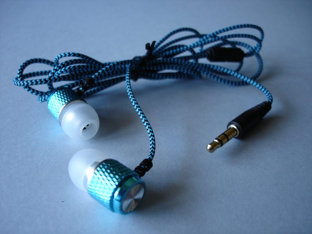 Auriculares metalizados con el cable reforzado